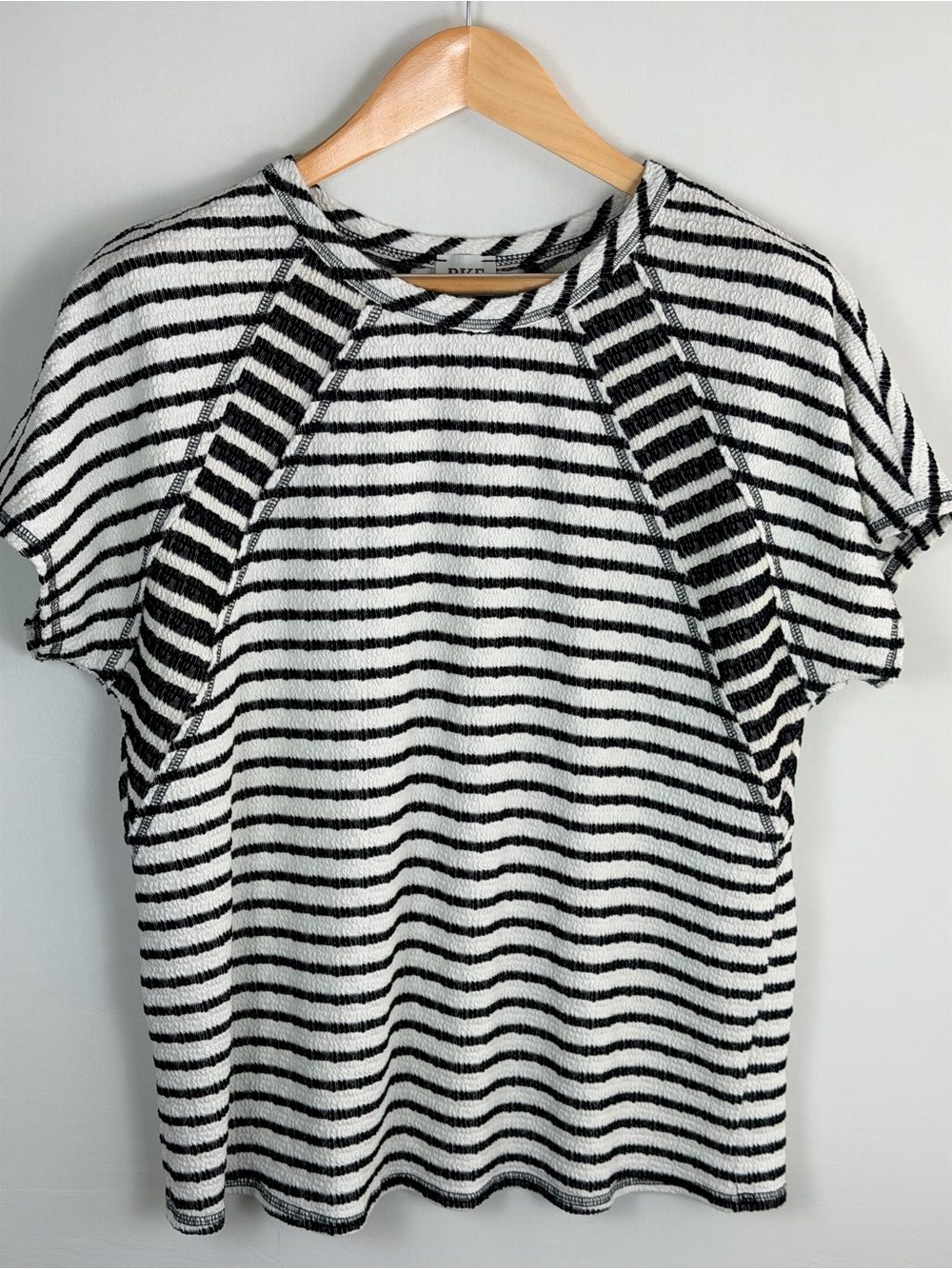 BKE Striped Textured Knit Top Large Black White Raglan Short Sleeve